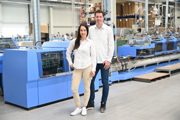 Maria Gander und Yannick Bucher bilden die Geschäftsführung der Schär Druckverarbeitung. Foto: Müller Martini