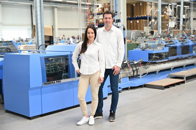 Maria Gander und Yannick Bucher bilden die Geschäftsführung der Schär Druckverarbeitung. Foto: Müller Martini