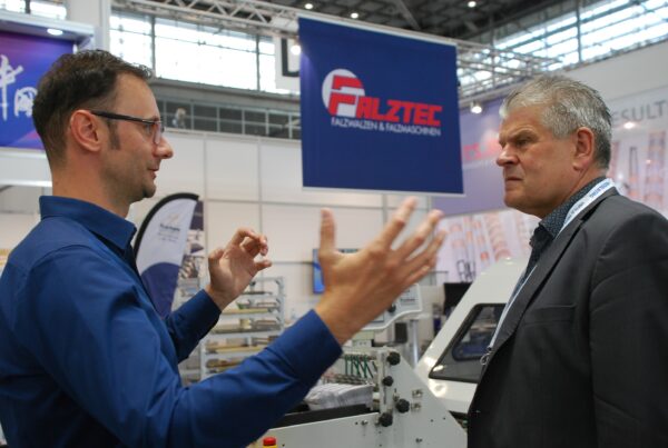 Falztec-Geschäftsführer Martin Malek (l.) im Gespräch mit „bindereport“-Verleger Bernd Lochmüller am Messestand auf der Drupa 2024 in Düsseldorf. Foto: Frank Baier