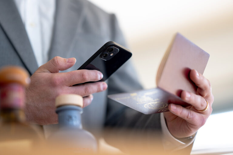 Verifizierung mithilfe eines Smartphones. Foto: Koenig & Bauer