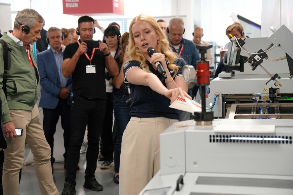 Ständig interessierte Gäste bei den geführten Showroom-Touren. Foto: Horizon GmbH