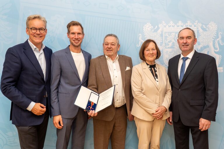 Feierstunde im Bayerischen Staatsministerium für Wirtschaft (v.l.): Holger Busch (Hauptgeschäftsführer VDMB), Matthias Manghofer (Vorstandsvorsitzender VDMB), Hannes und Meta Riebl gemeinsam mit dem Bayerischen Wirtschaftsminister Hubert Aiwanger. Foto: StMWi