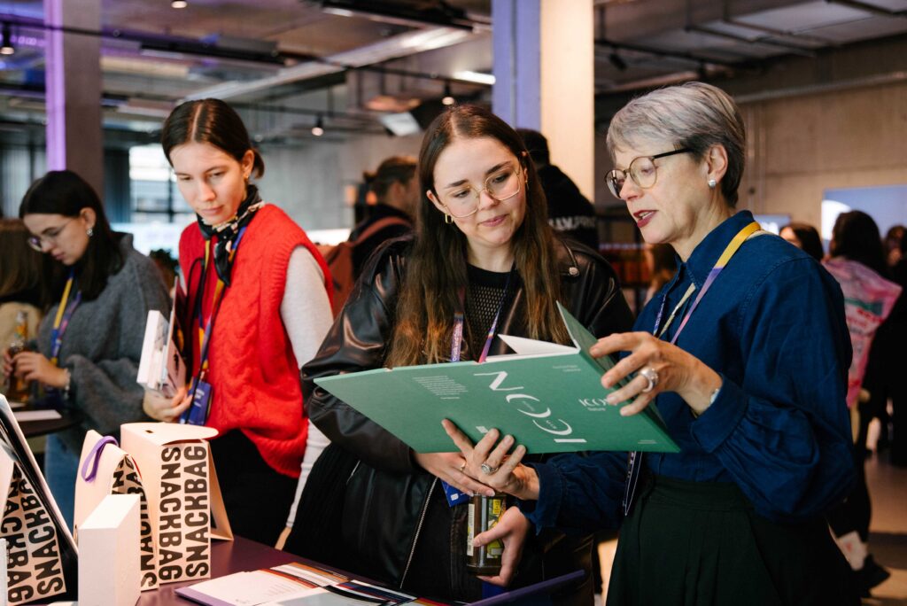 Begleitend zum Konferenzprogramm präsentierten sich Aussteller. Foto: Burke Akademie