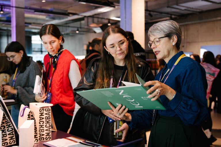 Begleitend zum Konferenzprogramm präsentierten sich Aussteller. Foto: Burke Akademie