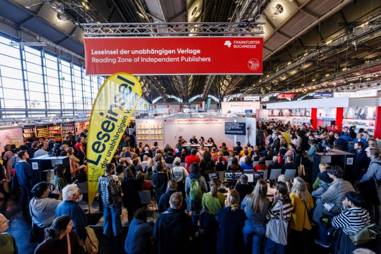 Vielbesuchte Lesungen und Diskussionen in den Messehallen. Foto: Frankfurter Buchmesse