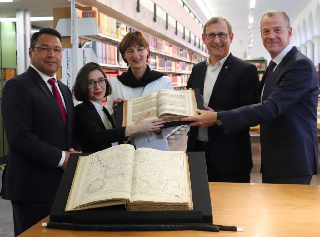 Feierliche Übergabe der Bände in der Gutenberg-Bibliothek des Gutenberg-Museums (v.l.): Dr. Hendrik Förster (Schulleiter), Dr. Nino Nanobashvili (Kuratorin Gutenberg-Museum), Marianne Grosse (Bau - und Kulturdezernentin Stadt Mainz), Thomas Barth (Landrat), Dr. Ulf Sölter (Direktor Gutenberg-Museum). Foto: Gutenberg-Museum Mainz