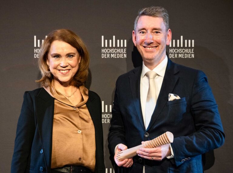 Baden-Württembergs Wissenschaftsministerin Petra Olschowski mit dem neuen HdM-Rektor Prof. Dr. Boris Alexander Kühnle. Foto: HdM Stuttgart/Lovis Pangratz