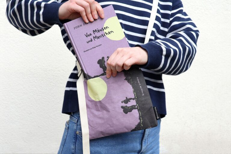 Konsequentes „Upcycling“ von Makulaturen: Ganzleinenband mit Büchertäschchen. Foto: Büchergilde Gutenberg