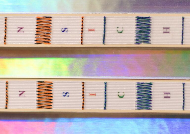 Hologrammschnitt und dekorative offene Fadenheftung. Foto: Richard Mayer Buchbinderei GmbH