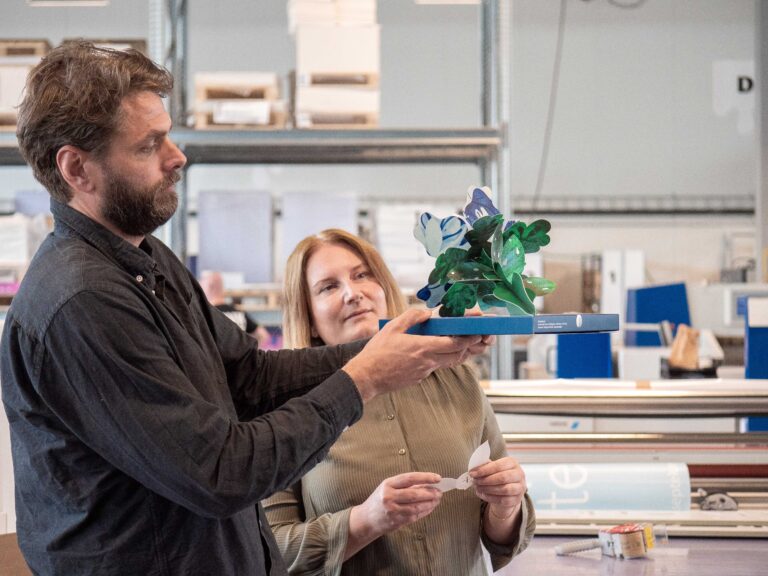 Holmen-Projektmanagerin Maria Blohm und Designer Mikael Selin präsentieren ein limitiertes Produktmuster in Form einer Blume. Foto: Holmen Board and Paper