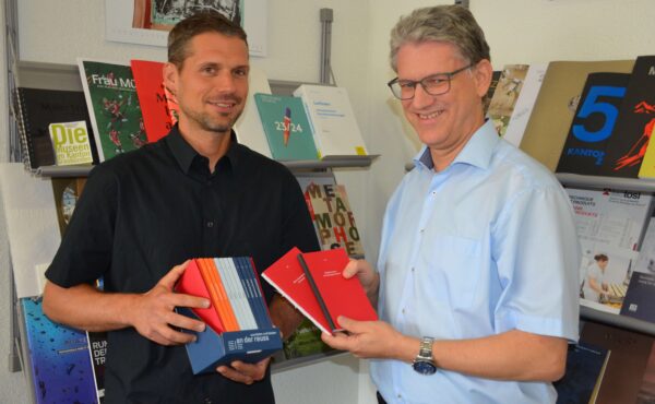Erweiterte Musterbox: Patrick Dietrich (l.) verstärkt die Geschäftsleitung der Buchbinderei und verantwortet gemeinsam mit Urs Dietrich den Verkauf. Foto: Müller Martini