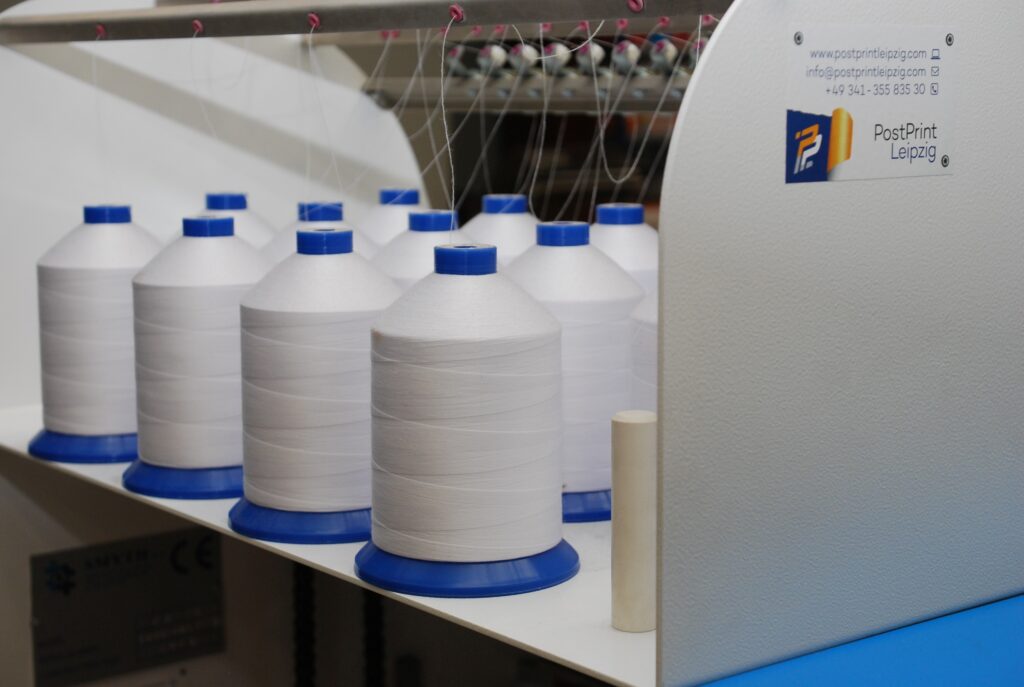 Nadel und Faden: PPL-Post Print Leipzig ist Partner für entsprechendes Equipment. Foto: Frank Baier