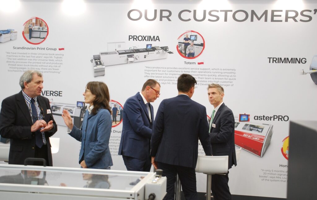 Messestand von Meccanotecnica auf der „Drupa“ 2024 in Düsseldorf. Foto: Frank Baier