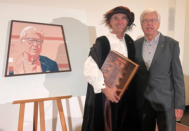 Preisträger Prof. Stefan Füssel (r.) und Gautschmeister Jürgen Schunk. Foto: Gutenberg-Gesellschaft