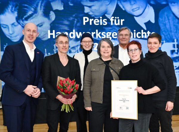 Preisverleihung an die „Meister der Einbandkunst“ (v.l.): Marco Herwartz, Präsident der Handwerkskammer Aachen, zusammen mit den MDE-Mitgliedern Andreas Bormann, Theresa Wedemeyer, Claudia Richter, Ulrich Widmann, Claudia Dettlaff und Rita Lass. Foto: ZDH/Boris Trenkel