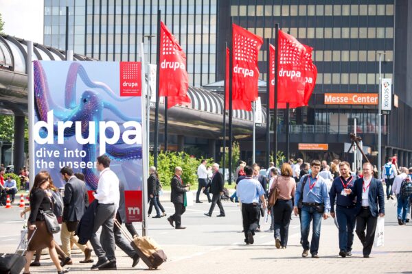 Drupa-Werbung auf dem Messegelände. Foto: Messe Düsseldorf/Constanze Tillmann