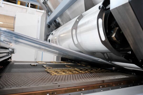 Maschine im praktischen Workflow des Prägens mittels Heißfolie. Foto: steuer gmbh & co. kg