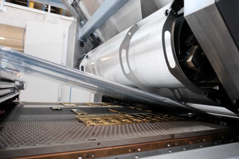 Maschine im praktischen Workflow des Prägens mittels Heißfolie. Foto: steuer gmbh & co. kg