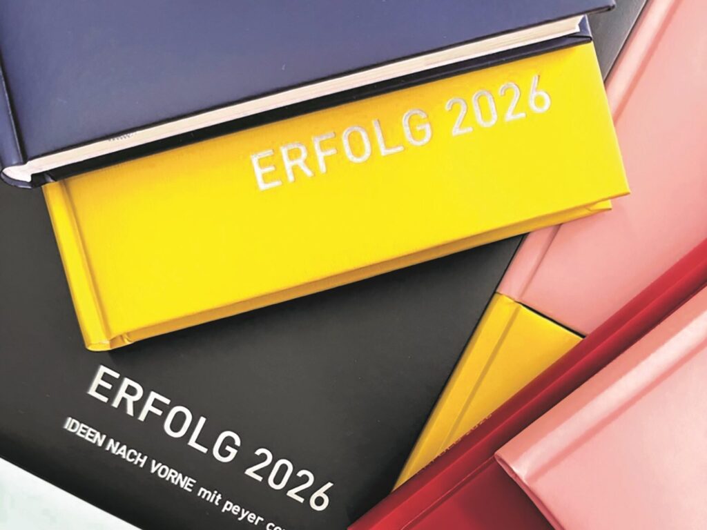 „Cryluxe matt“ als Covermaterial für Notizbücher des L.E.T. Verlags. Foto: Peyer Cover