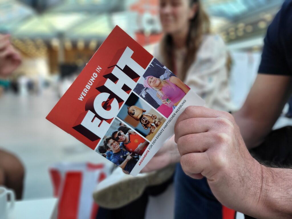 Booklet mit Background-Wissen zur haptischen Werbung. Foto: WA Media