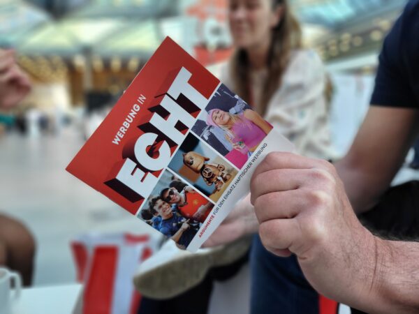 Booklet mit Background-Wissen zur haptischen Werbung. Foto: WA Media
