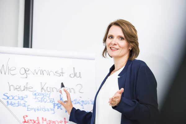 LinkedIn-B2B-Expertin Simone Brett-Murati während einer Präsentation. Foto: privat
