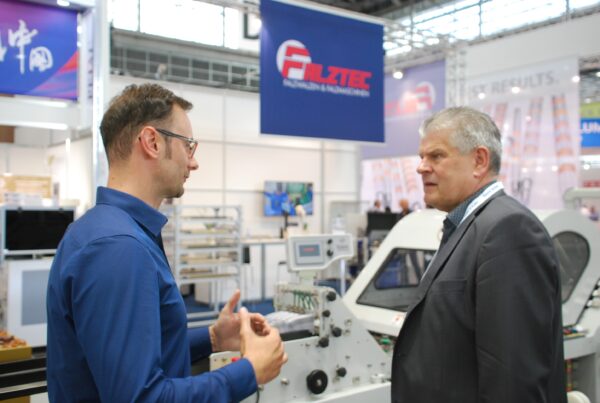 Gespräch am Messestand des Falztechnik-Spezialisten Falztec. Foto: Frank Baier