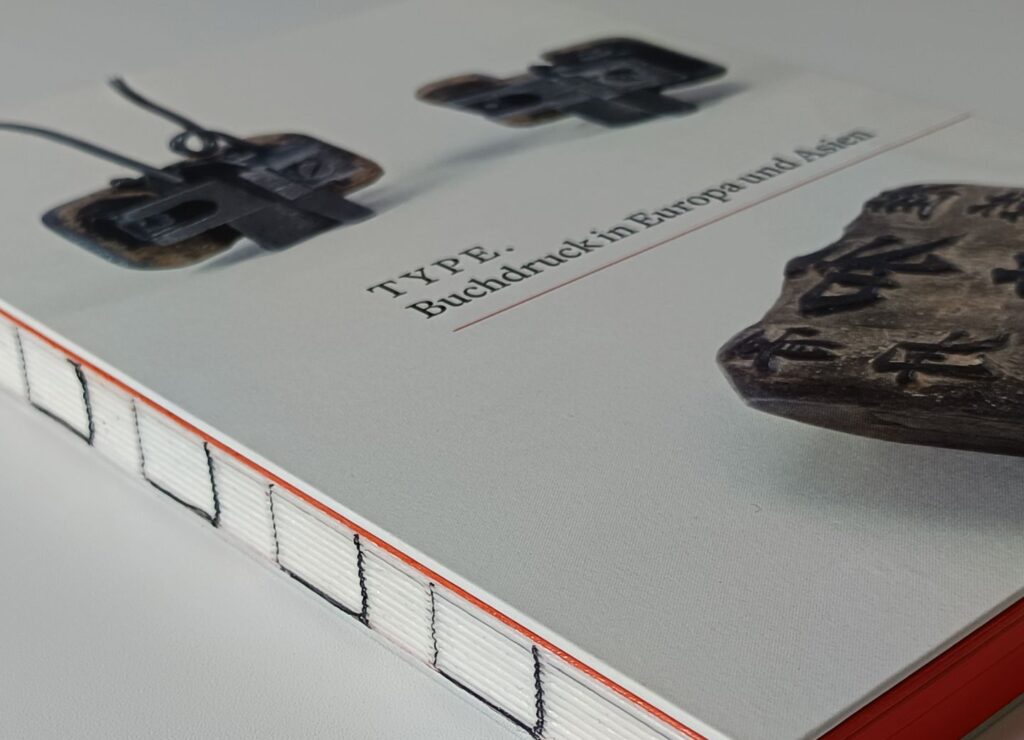 Gutenberg-Stiftung, Internationale Gutenberg-Gesellschaft: „TYPE. Buchdruck in Europa und Asien“, Harrassowitz Verlag, Wiesbaden, 2025, 196 Seiten, 105 Abbildungen, Hardcover in offener Fadenheftung, Preis: 38,00 Euro (D), ISBN 978-3-447-12415-7. Cover: Verlag