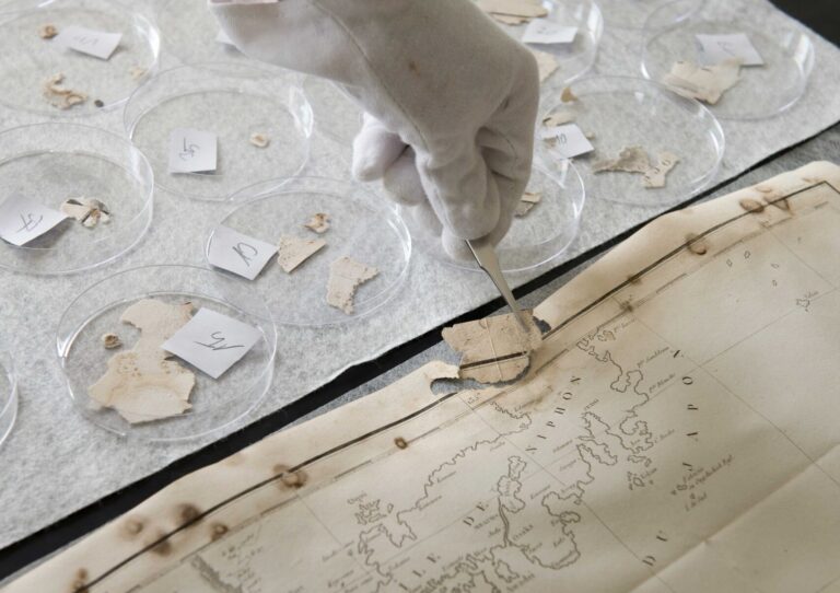 Typische restauratorische Tätigkeit: Fehlstellen-Ergänzung im Dokument. Foto: Schempp Bestandserhaltung GmbH