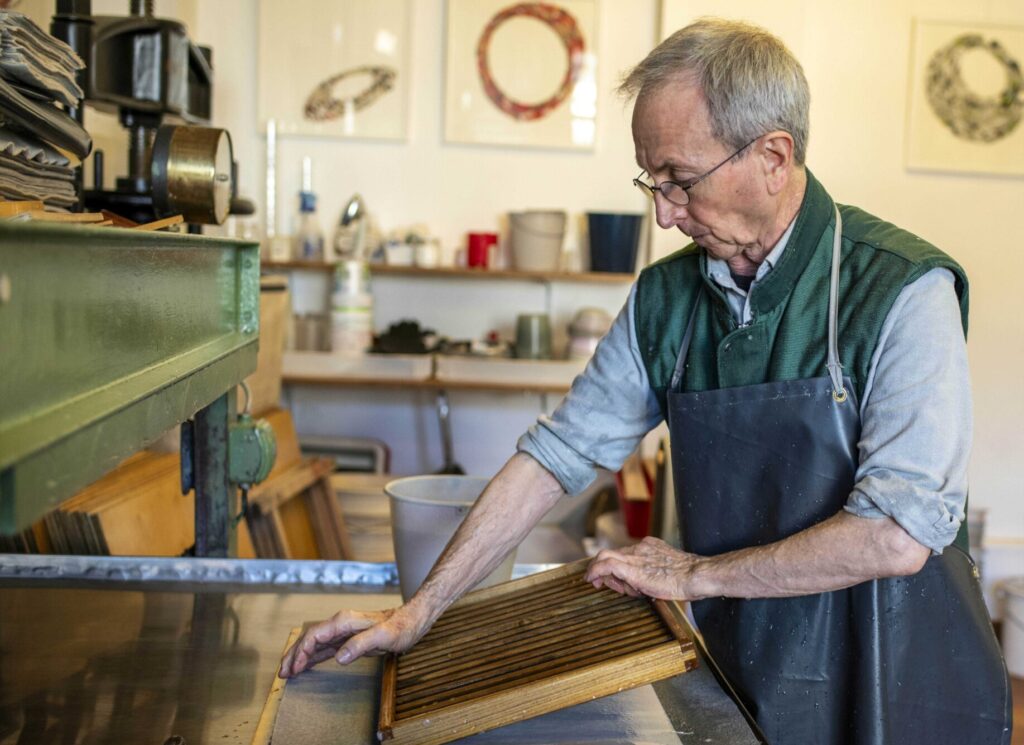 Künstler John Gerard beim Abgautschen. Foto: LVR-Industriemuseum/Jürgen Hoffmann