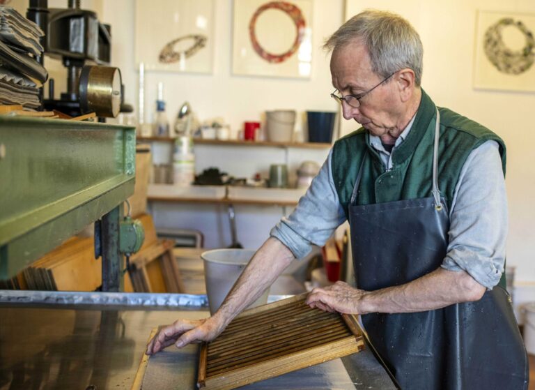 Künstler John Gerard beim Abgautschen. Foto: LVR-Industriemuseum/Jürgen Hoffmann