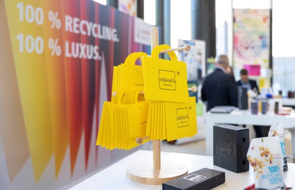 Nachhaltige (Papier- und Karton-) Accessoires: Standgestaltung eines Messeausstellers. Foto: Messe Düsseldorf/C. Tillmann