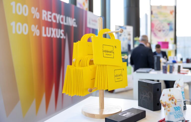 Nachhaltige (Papier- und Karton-) Accessoires: Standgestaltung eines Messeausstellers. Foto: Messe Düsseldorf/C. Tillmann