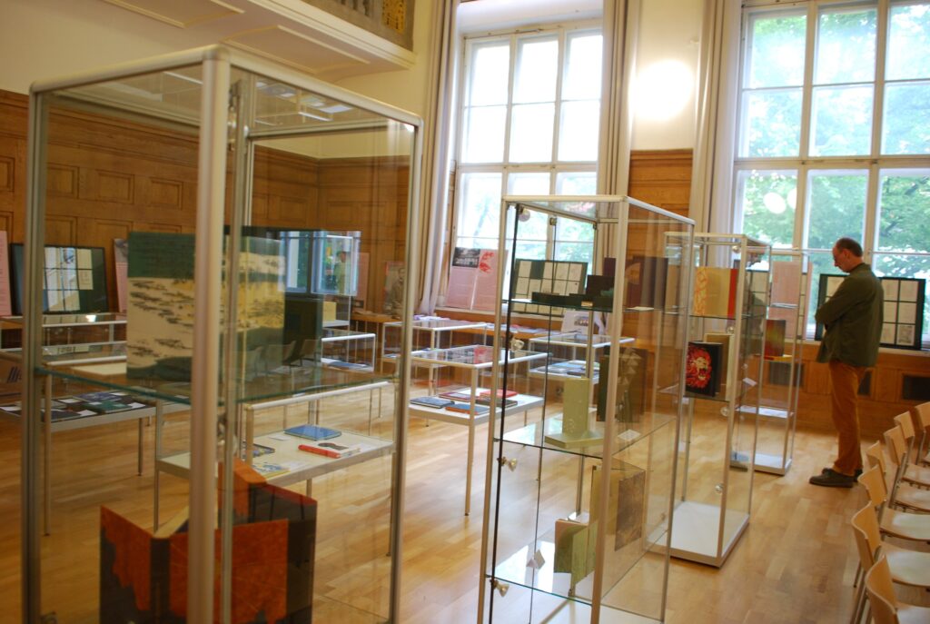 Ausstellung zum Bucheinband-Wettbewerb: demnächst in Köln, hier noch in München. Foto: Frank Baier