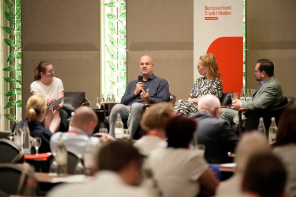Hochkarätiges Panel beim Deutschen Druck- und Medientag (v.l.): Frederike Holwewik (Senior Reporterin Energie und Klima bei Politico Europe), Prof. Marcel Fratzscher (Präsident Deutsches Institut für Wirtschaftsforschung), Maren Grondey (Geschäftsführerin Siemer Verpackungen GmbH), Alexander Bonde (Generalsekretär Deutsche Bundesstiftung Umwelt. Foto: BVDM/Hans-Christian Plambeck