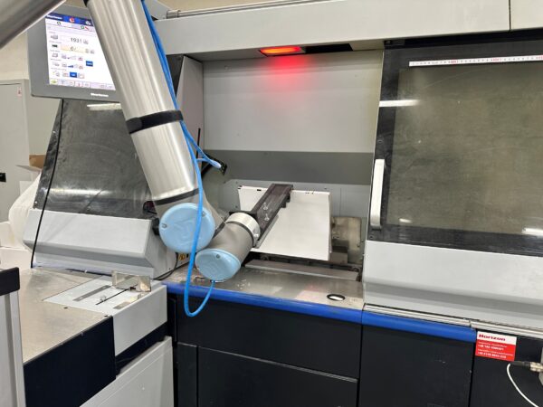 Buchblocks werden bei Schimek ganz komfortabel per Roboterarm zugeführt. Foto: Horizon