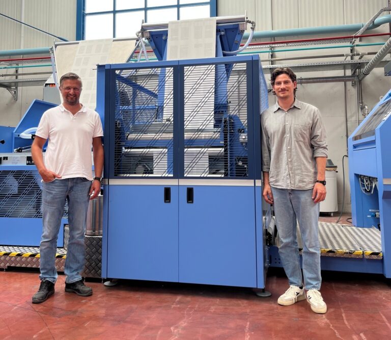 „SigmaLine III“ als jüngste Investition: Geschäftsführer Jakob Pustet (r.) und Betriebsleiter Florian Hetzenecker. Foto: Müller Martini
