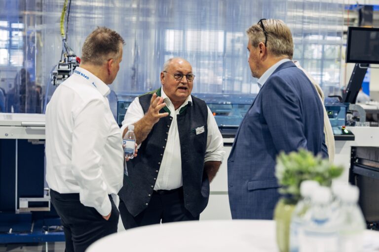 GUK-Geschäftsführer Friedrich Faulhaber (M.) mit Gespräch mit Open House-Besuchern. Foto: GUK-Falzmaschinen