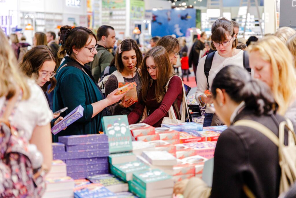 Impression aus einer Messehalle: Jugendliche sind im Buchmarkt eine wichtige Käufergruppe. Foto: Gian Luca Heiser/Frankfurter Buchmesse