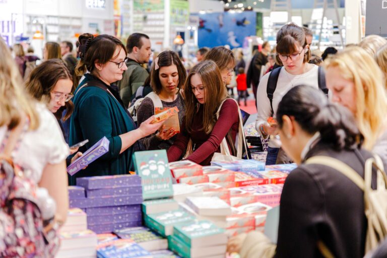 Impression aus einer Messehalle: Jugendliche sind im Buchmarkt eine wichtige Käufergruppe. Foto: Gian Luca Heiser/Frankfurter Buchmesse