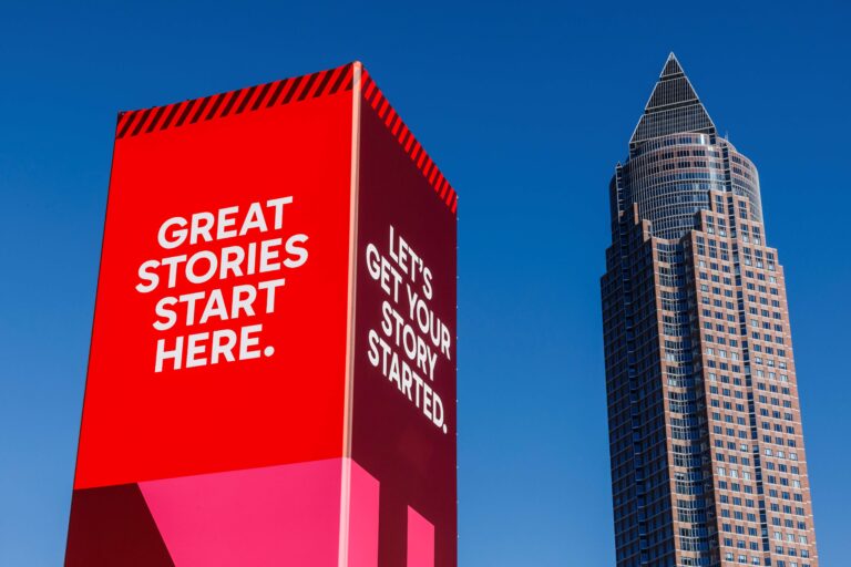 Inhaltliche Inspirationen unter dem Frankfurter Messeturm. Foto: Frankfurter Buchmesse
