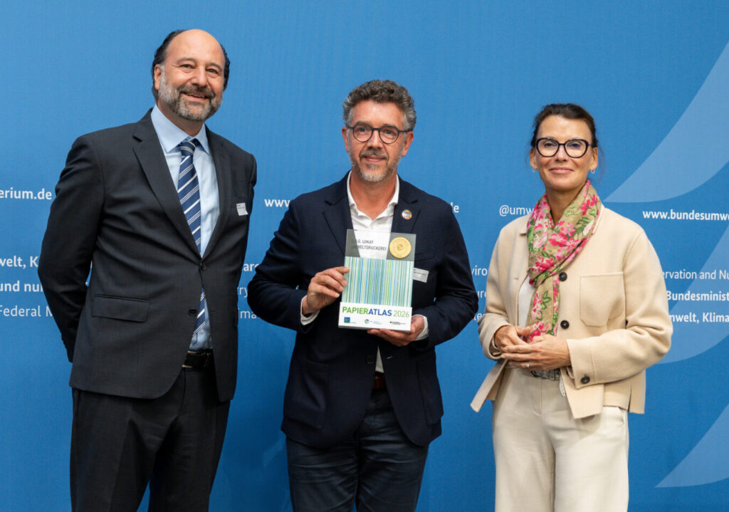 Auszeichnung der D.O.G. Lokay Umweltdruckerei (v.l.): Marc Gebauer (IPR-Sprecher), Ralf Lokay (Preisträger) und Staatssekretärin Rita Schwarzelühr-Sutter. Foto: IPR/Mark Bollhorst