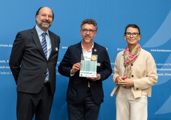 Auszeichnung der D.O.G. Lokay Umweltdruckerei (v.l.): Marc Gebauer (IPR-Sprecher), Ralf Lokay (Preisträger) und Staatssekretärin Rita Schwarzelühr-Sutter. Foto: IPR/Mark Bollhorst