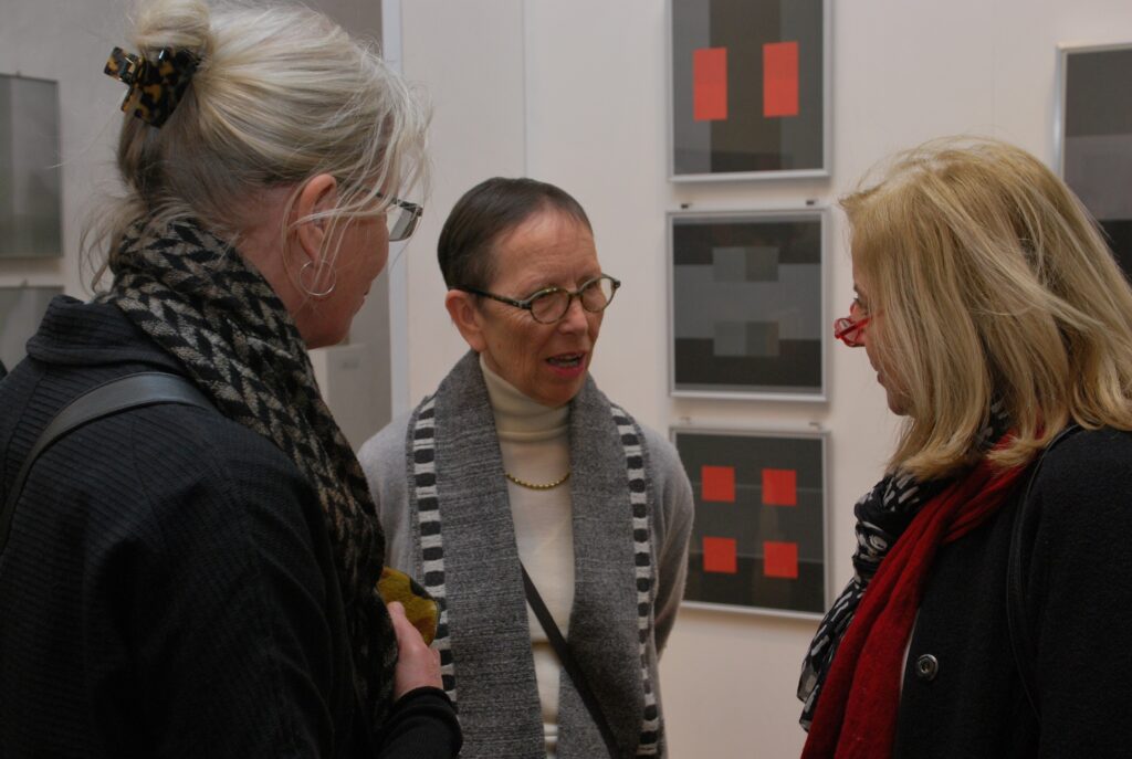 Bucheinband-Künstlerin Mechthild Lobisch (M.) bei einer Ausstellung in Dessau im Jahr 2015 im Gespräch mit Interessierten. Foto: Frank Baier