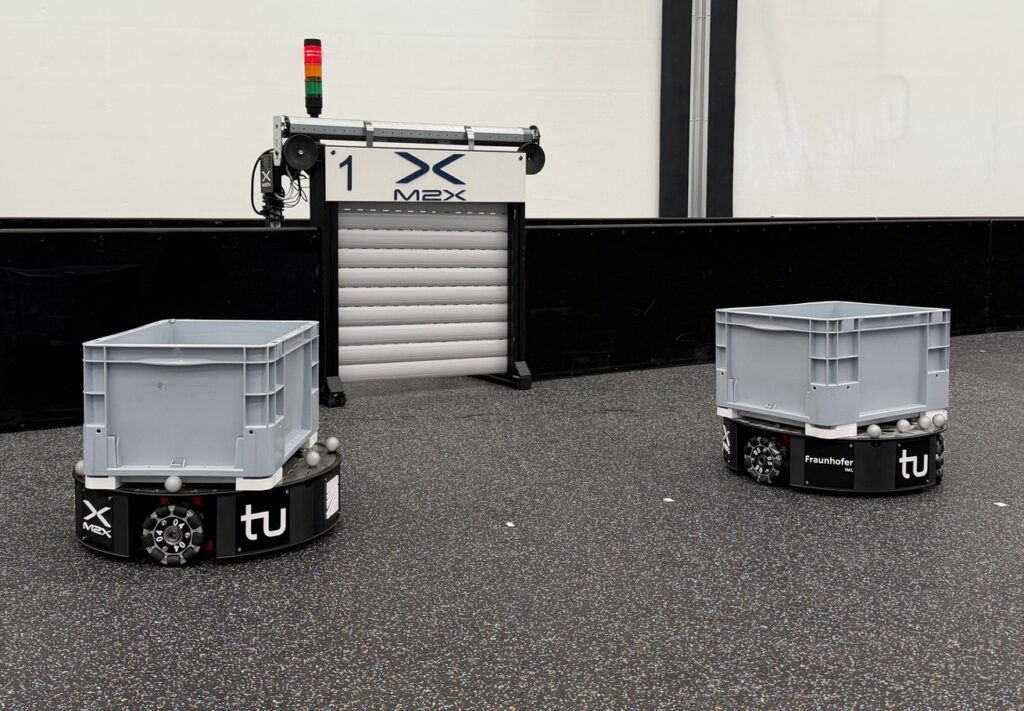Neues Modul: M2X standardisiert die Kommunikation zwischen mobilen Robotern und ihrer Umgebung, etwa mit Aufzügen, Schleusen und Toren. Foto: Sven Franke/TU Dortmund